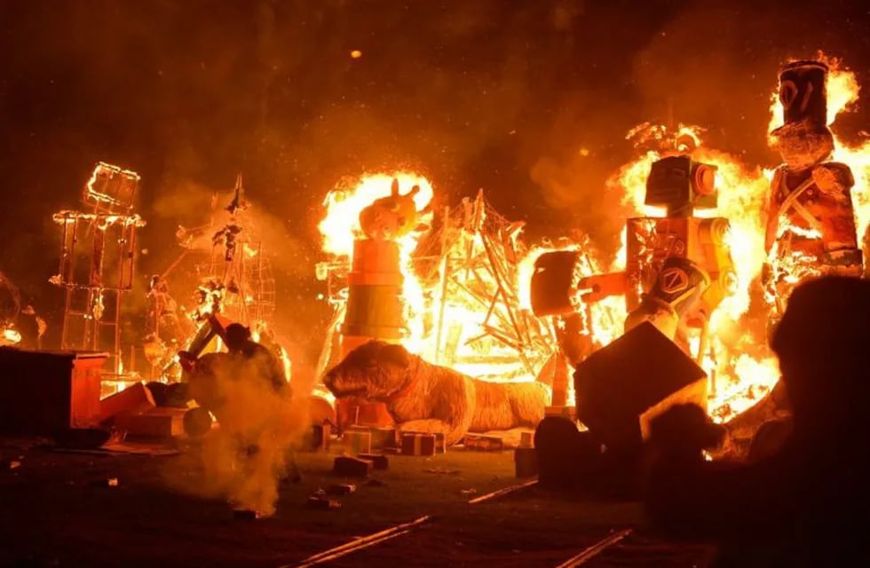 Las mejores imágenes de la quema de muñecos en La Plata (Foto: AGLP)