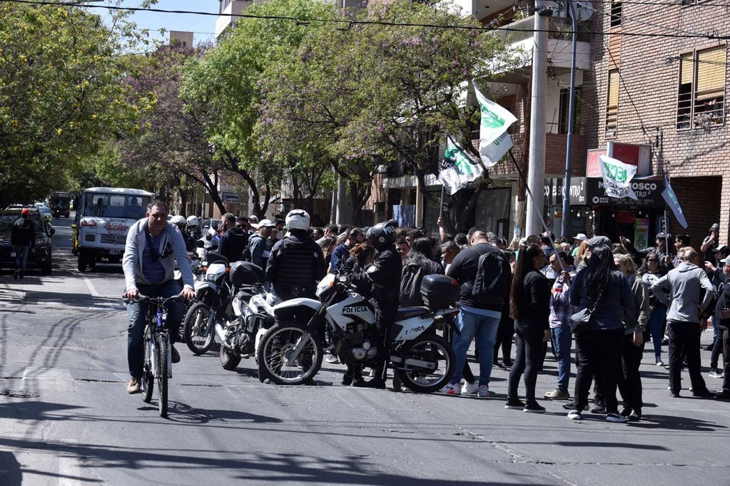El gremio de empleados municipales Suoem lleva a cabo otra jornada de protesta con cortes de calles en el centro de la ciudad.