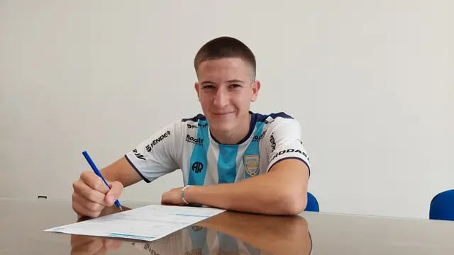 Bautista Tomatis firmó su primer contrato profesional.con Atlético de Rafaela