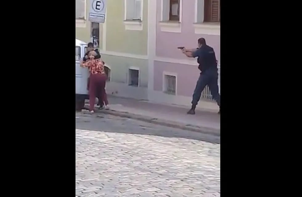 Robo, escudo humano y disparo: el momento en que un policía mató a sangre fría a un ladrón en Brasil. (Web)