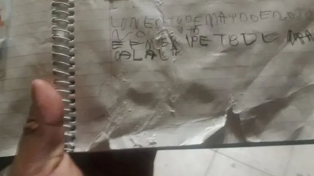 El cuaderno del nene de 6 años estaba todo arrugado y roto debido al mal momento que tuvo que pasar.