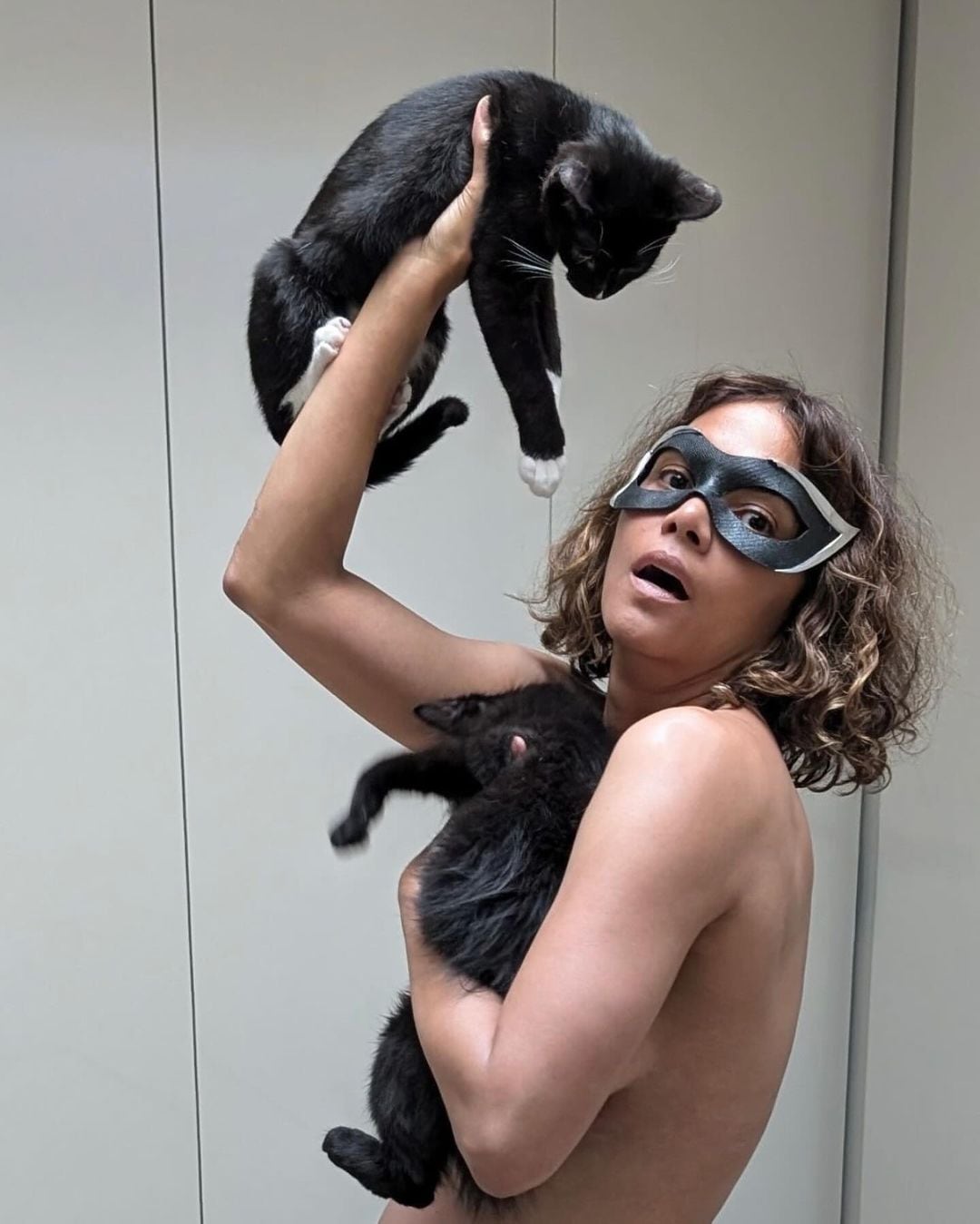 A los 57 años, Halle Barry se desnudó con dos gatitos rescatados para celebrar los 20 años de Gatúbela
