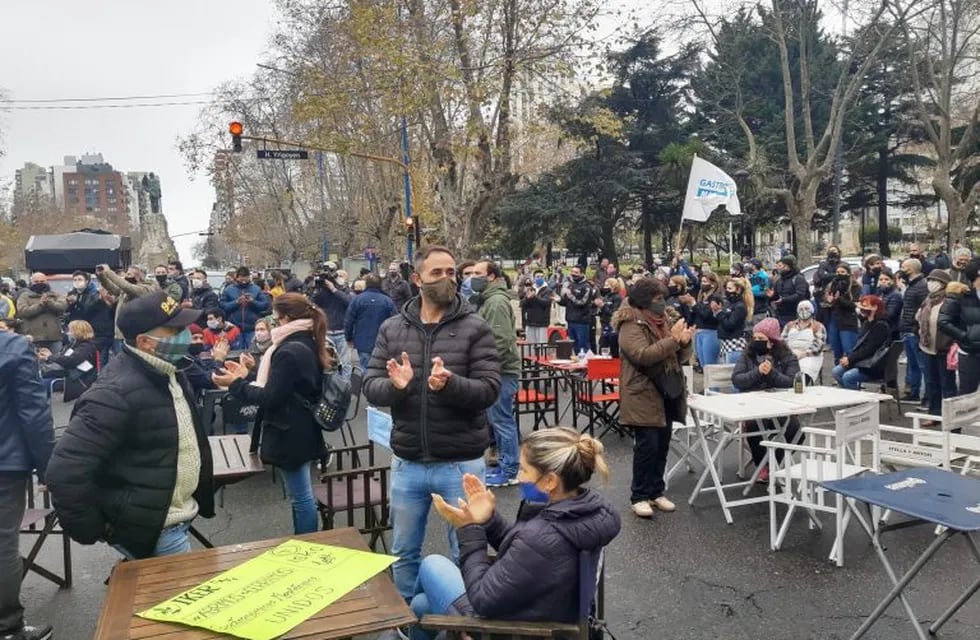 Armaron un restaurante a cielo abierto frente al Municipio para pedir la reapertura de locales gastronómicos (Foto: FB Uthgra Mar del Plata)