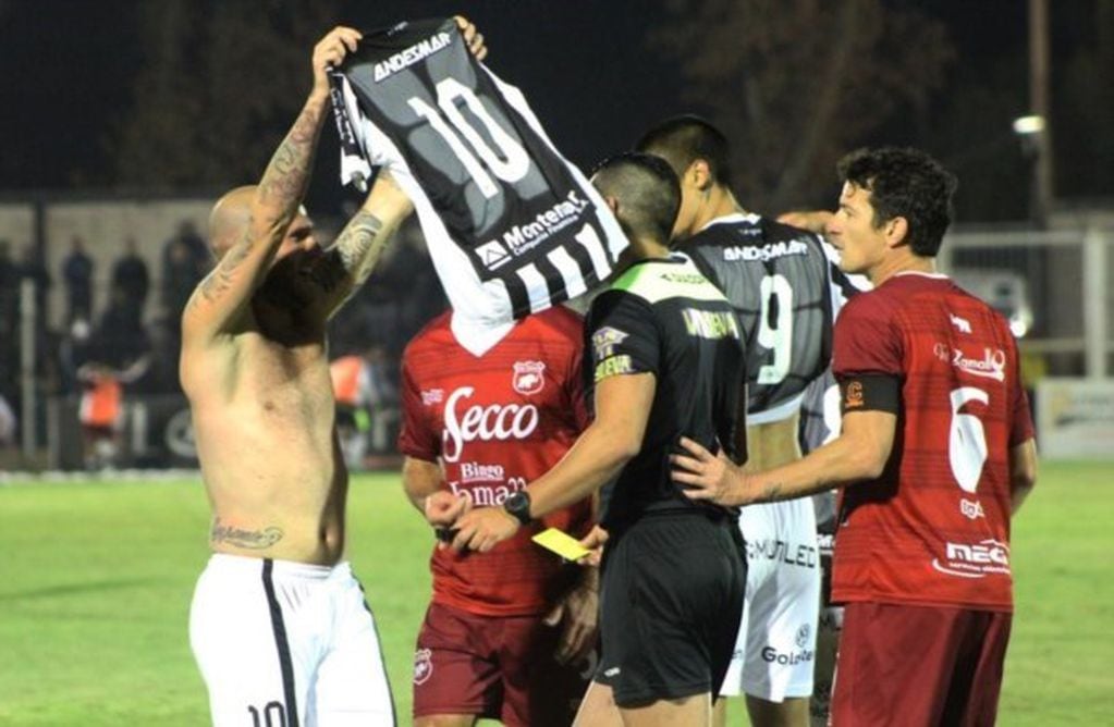 Cristian Llama se sacó la camiseta en el festejo del gol y se la muestra a los hinchas del Lobo.