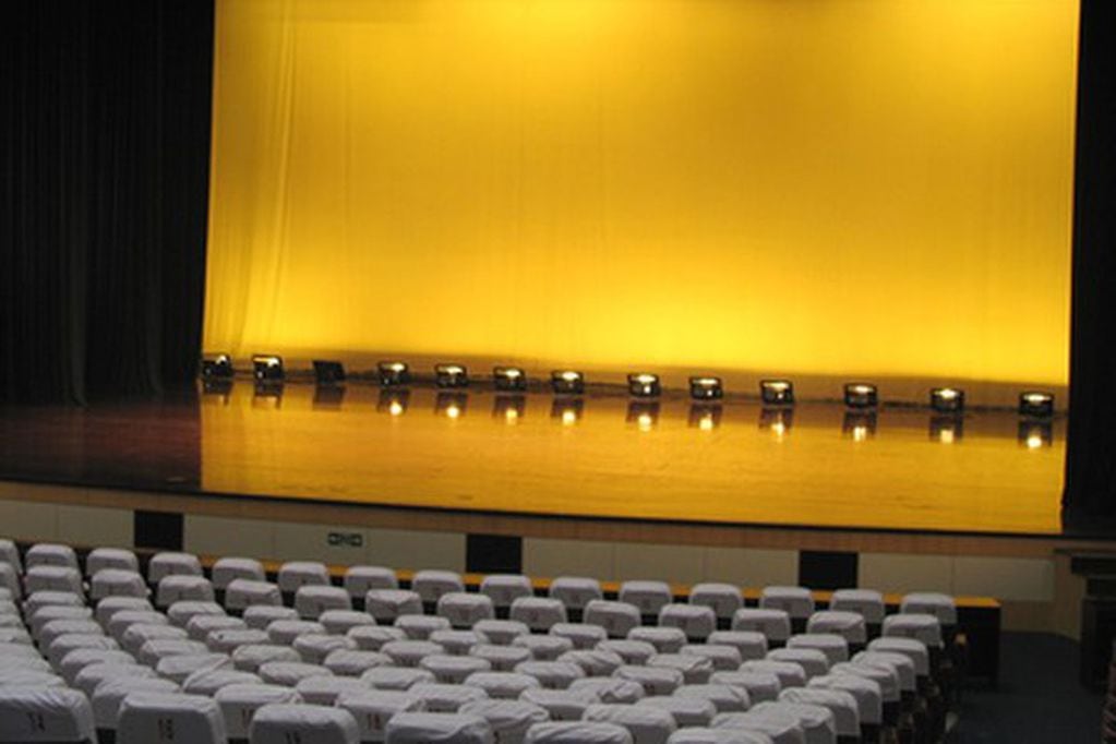 En el teatro chino es uno de colores fundamentales y que más se tiende a usar durante sus espectáculos