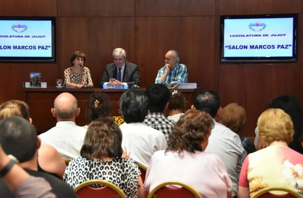 Presentaron en Jujuy la antología “Nos mester - Nuestro oficio literario”.