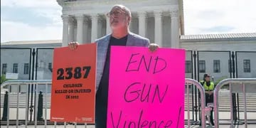 El reverendo Patrick Mahoney protesta contra la violencia con armas frente a la Corte Suprema de EEUU, en Washington. (AP)