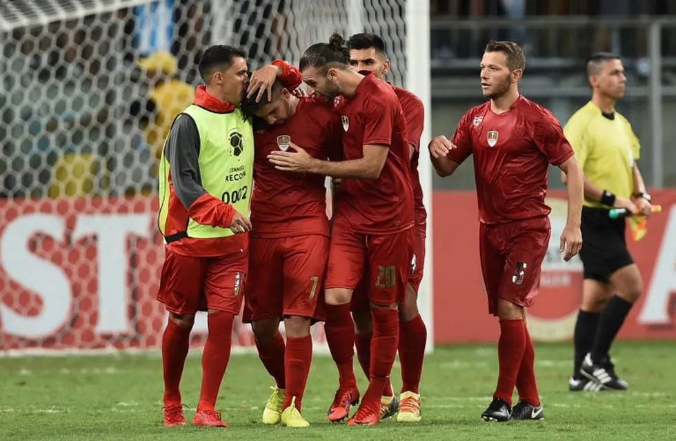 Martín Benítez, consolado por sus compañeros tras malograr el penal decisivo. (AP Photo/Wesley Santos)