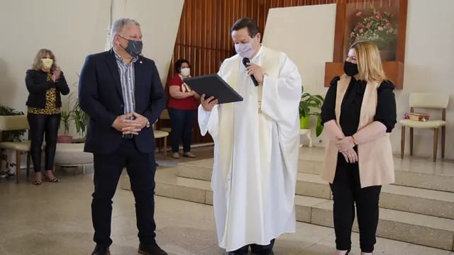 El padre Gabriel Camusso recibió la llave de la ciudad de Arroyito