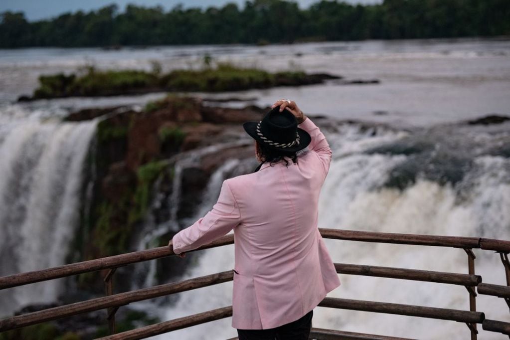Antonio Ríos filmó parte de su nuevo sencillo “No puedo más” en las Cataratas del Iguazú.