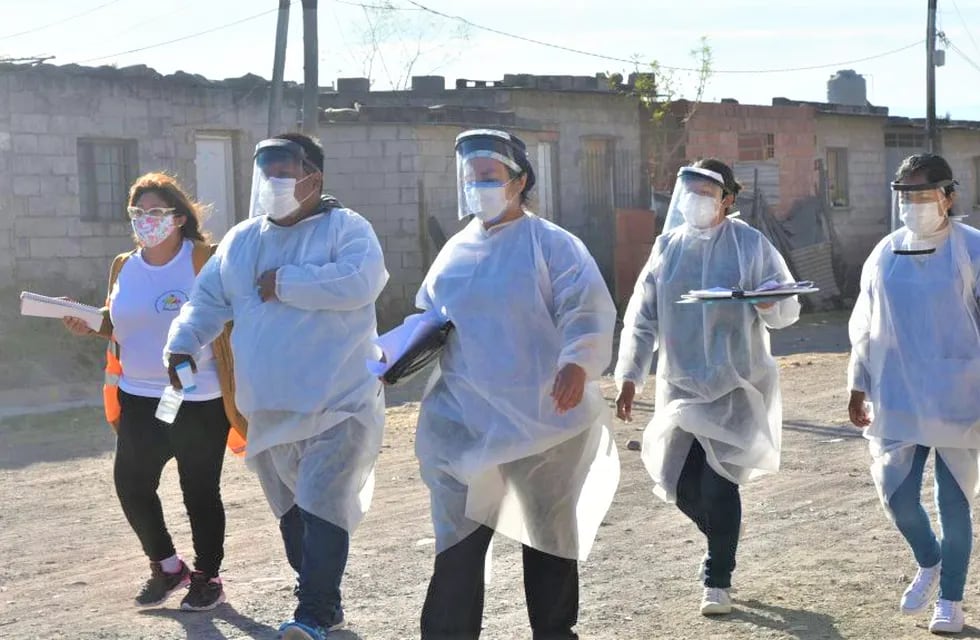 Personal de Salud trabaja en territorio, en respuesta al aumento de contagios de dengue en Jujuy.