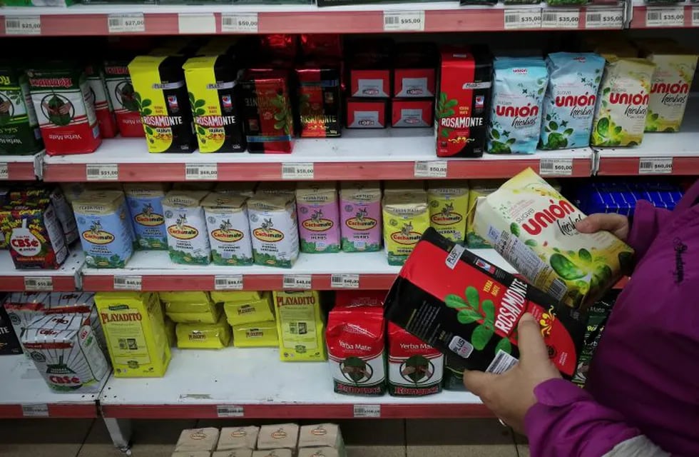 Una mujer hace compras en un supermercado de Buenos Aires (Argentina). EFE/Juan Ignacio Roncoroni