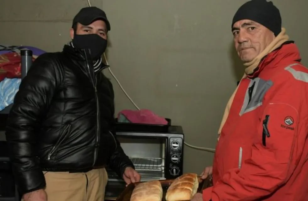 José Luis y Gustavo ahora subsisten con la venta de pan.