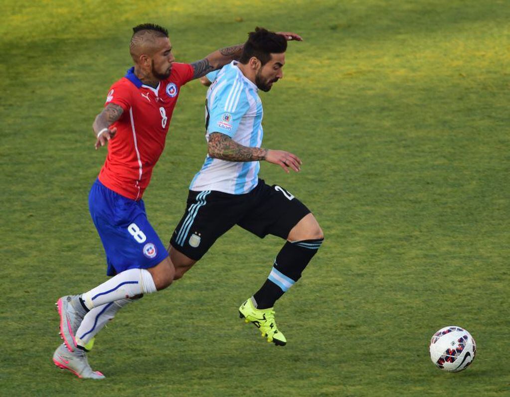 Ezequiel Lavezzi se burló de la lesión que sufrió Arturo Vidal a dos meses del Mundial, en el cual no participará la Selección de Chile.  AFP PHOTO / MARTIN BERNETTI