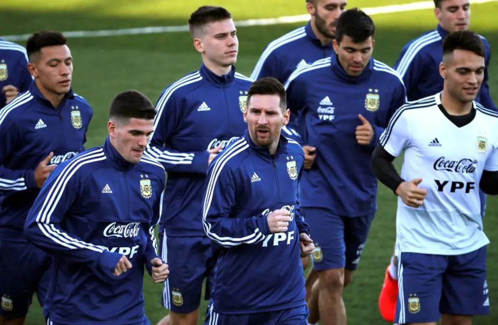 -FOTODELDÍA- GRAF6419. MADRID, 18/03/2019.- Los jugadores de la selección de Argentina, con Lionel Messi (c) a la cabeza, durante el entrenamiento realizado en la Ciudad Deportiva del Real Madrid, para preparar el partido amistoso  EFE/Kiko Huesca españa  entrenamiento practica de la seleccion argentina futbol futbolistas jugadores entrenando