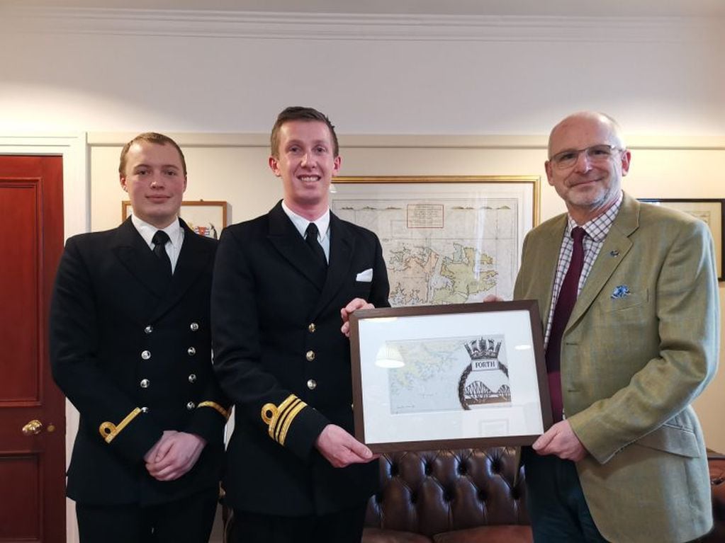 De derecha a izquierda:  gobernador Nigel Phillips, Comandante del HMS "FORTH" Sam Fields y el Subteniente Matt Cockroft.