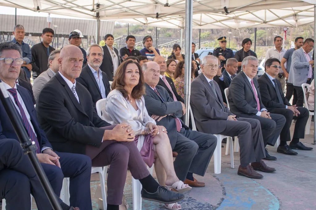 Autoridades y funcionarios provinciales y municipales que asistieron a la presentación de la primera Unidad Fiscal Móvil de Jujuy.