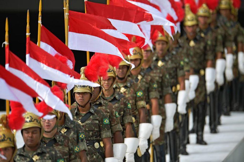 Guardias de ceremonial se preparan para la inauguración de la presidencia de Jair Bolsonaro in Brasilia