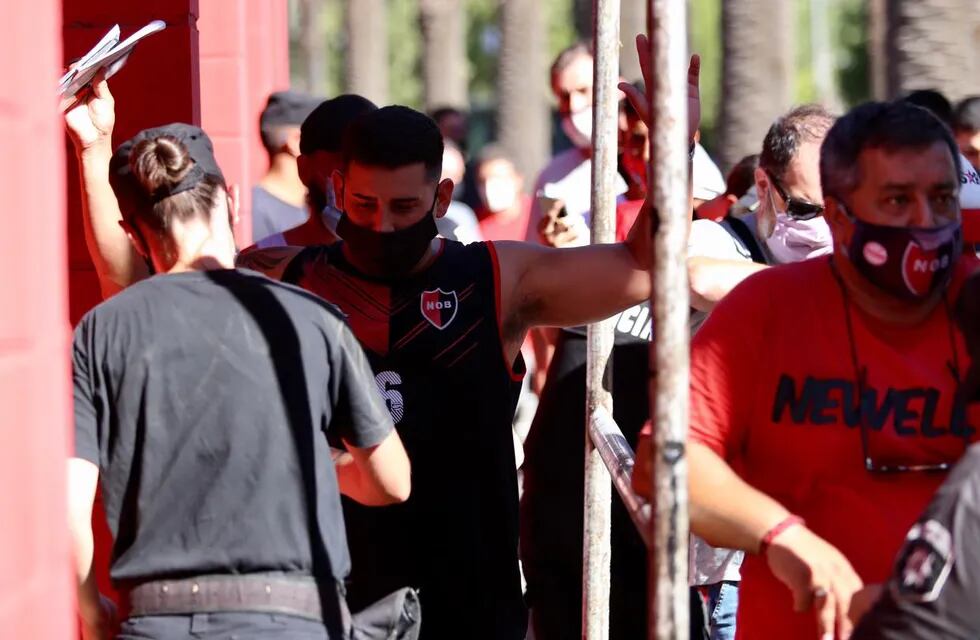 Los socios fueron al Estadio Marcelo Bielsa bajo un protocolo sanitario por la pandemia de coronavirus. (@newells)