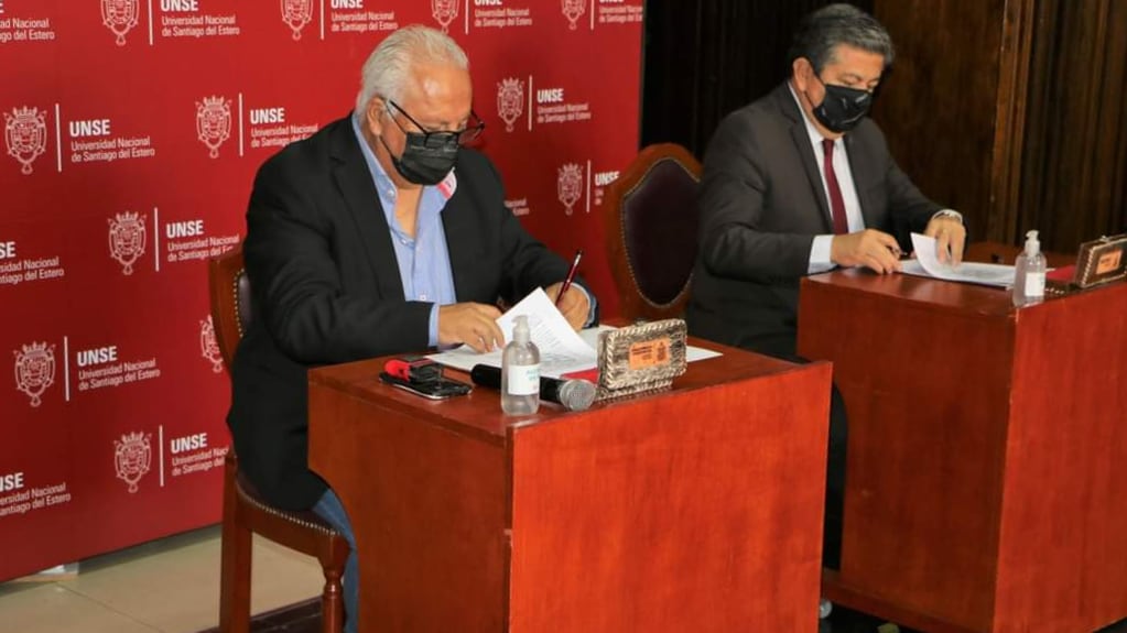 Luis Cabana, titular de UPCN Jujuy, y el rector de la UNSE, Héctor Rubén Paz, al momento de firmar sendos ejemplares del convenio.
