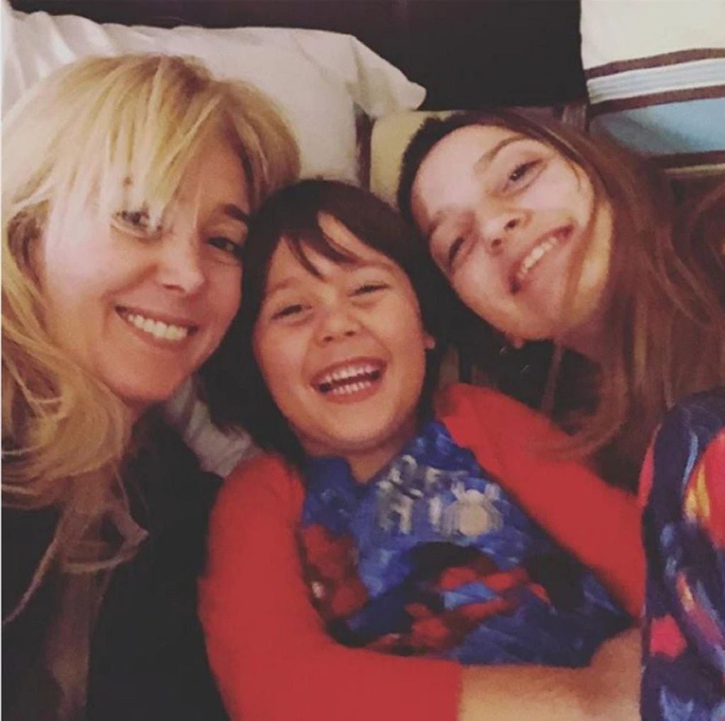 Marisa Brel junto a sus hijos Timoteo y Paloma (Web)