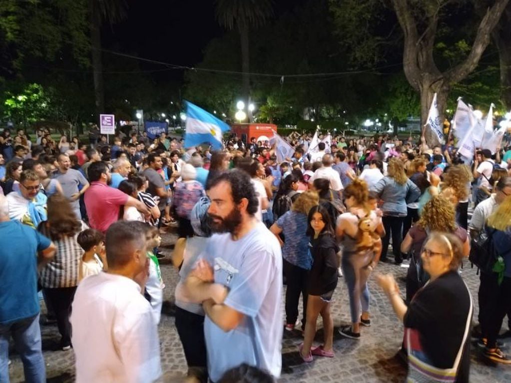 Festejos del PJ en la Plaza 25 de mayo de Rafaela (Vía Rafaela)