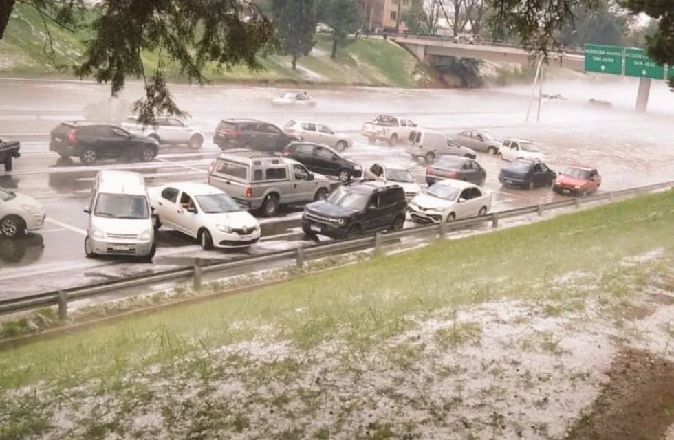 Autos atrapados por el agua en el acceso de Mendoza. Imagen de un twit reposteado por uno de los especialistas.