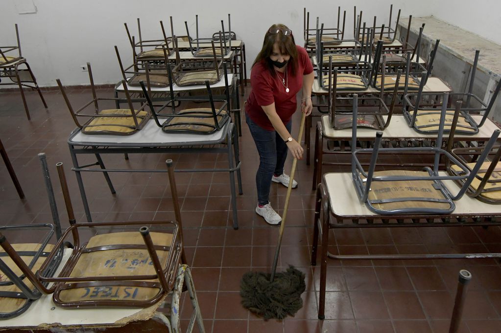 El Colegio José Zapata, los celadores preparan todo para el 1 de marzo