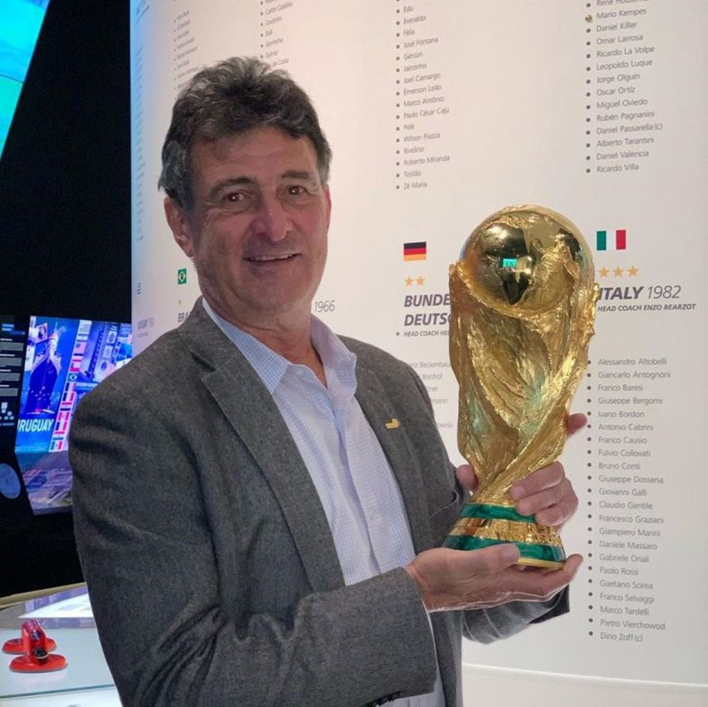 Mario Alberto Kempes, 42 años después de ganar la Copa del Mundo pudo tocarla. (Instagram Mario Kempes)