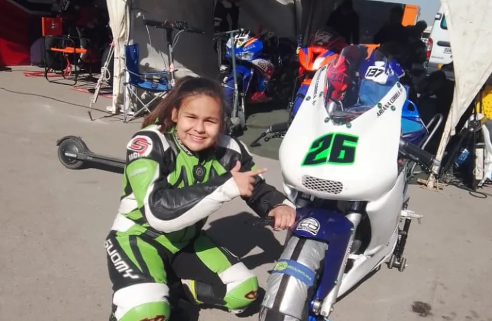 Ariana Correa Superbike y el número "26" de su papá.