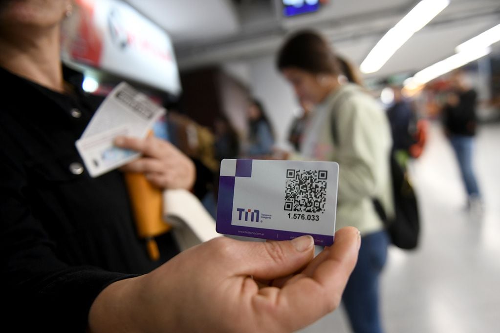 La tarjeta TIN reemplazará el pago en efectivo en los ómnibus del transporte interurbano de la provincia de Córdoba. (Ramiro Pereyra / La Voz)