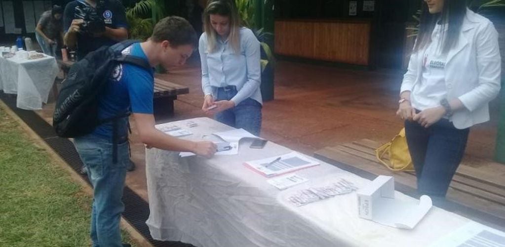 Entregaron tarjetas universitarias de descuentos y promociones para estudiantes de la Facultad de Ciencias Forestales.