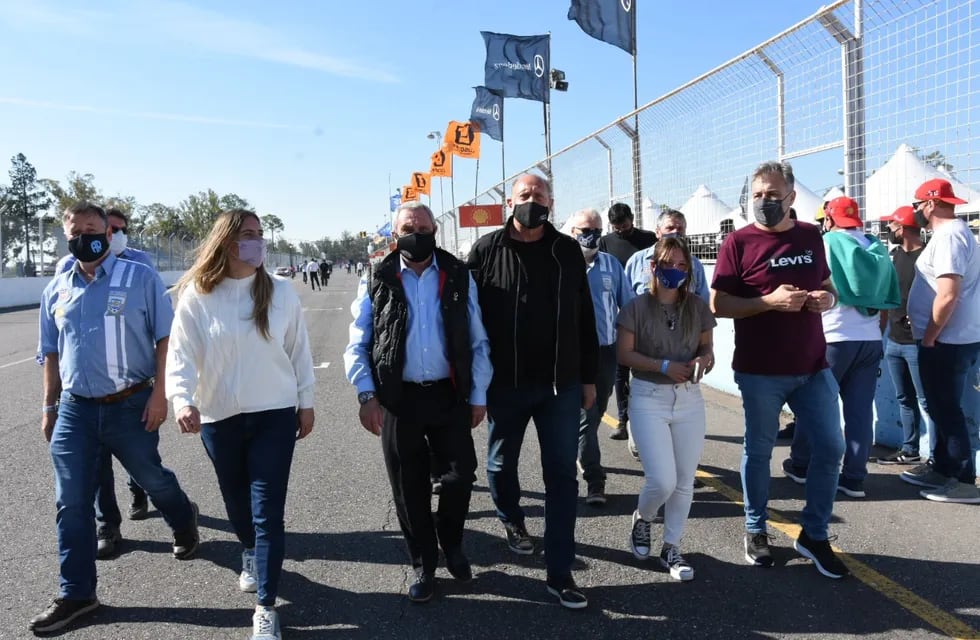 El gobernador Omar Perotti, recorriendo el autódromo "Ciudad de Rafaela"