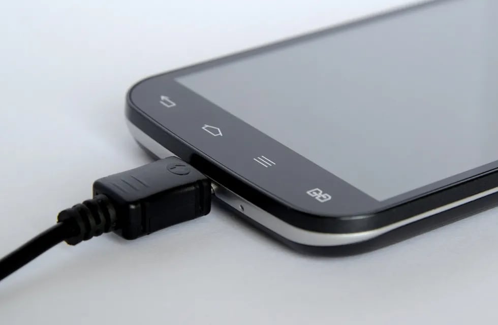 El ingenioso "arreglo" que le hizo una mujer a su celular que se le dañó. Foto: Web