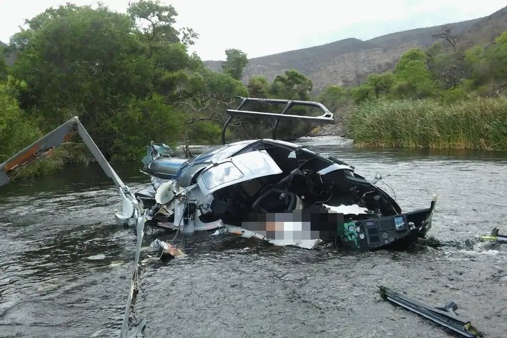 El helicóptero de Jorge Brito se estrelló sobre un dique en Cabra Corral, a 75 km de la capital de Salta. El banquero y su copiloto fallecieron luego de perder el control de la aeronave cuando se engancharon con cables de una tirolesa.