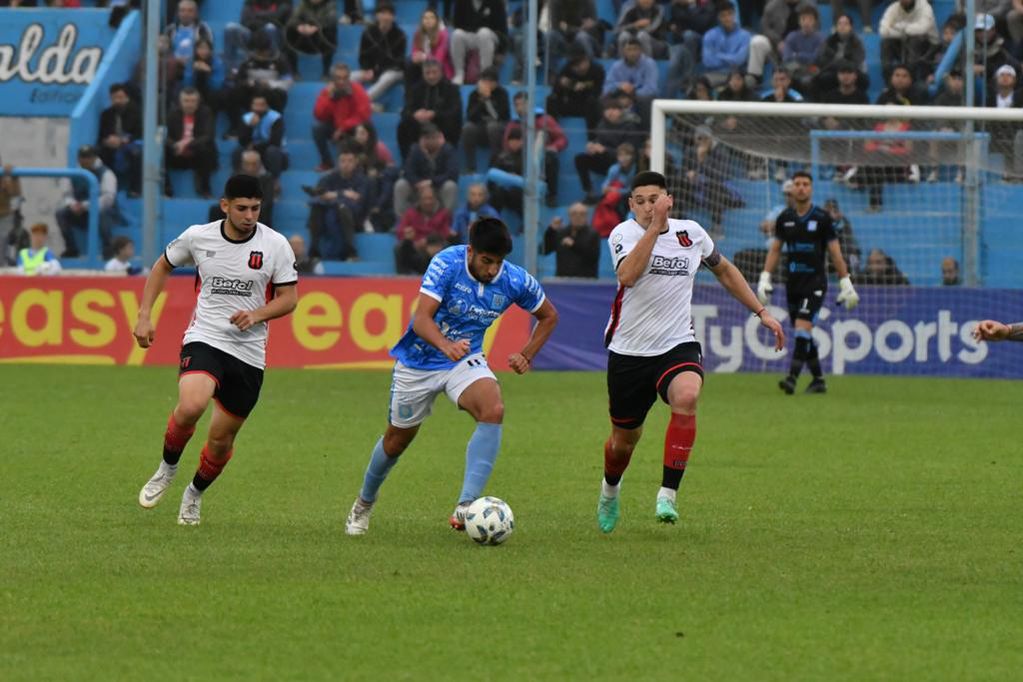 Estudiantes de Río Cuarto se mide con Defensores de Belgrano en el estadio Antonio Candini. (Tomy Fragueiro / La Voz)