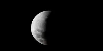 Eclipse lunar en el cielo de Córdoba. (Pedro Castillo / La Voz)