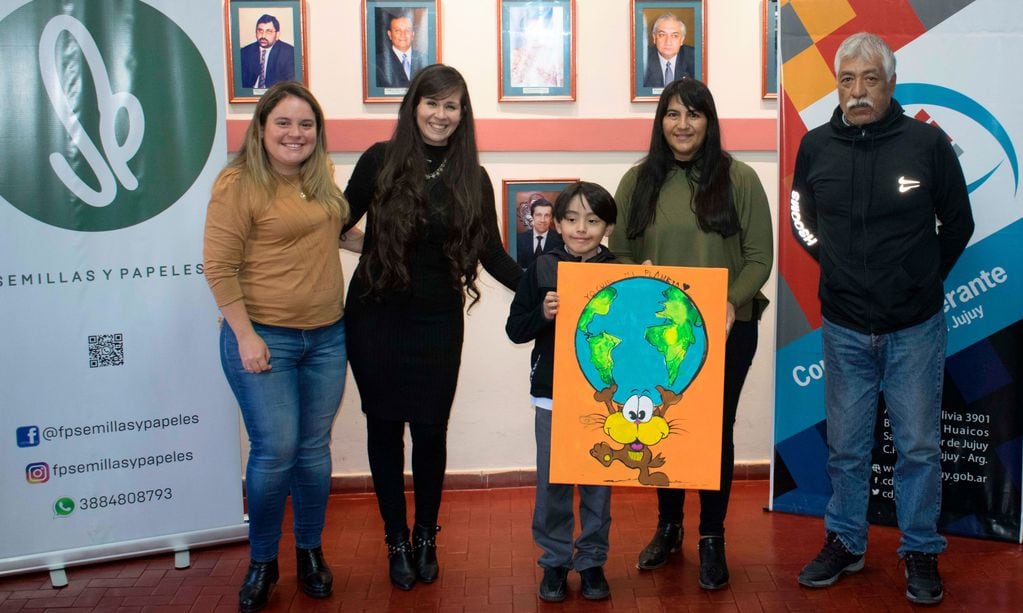 Melisa Silva, Florencia Paz, Patricia Moya y Roberto Brizuela, junto al niño Nahuel Alemán, en su visita al Concejo Deliberante de la ciudad.