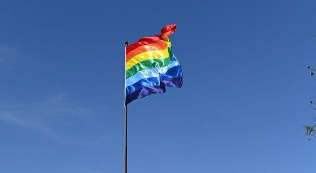 Se viralizó en las redes la polémica por la bandera, que además de todo no es la representativa del Orgullo LGBTIQ.