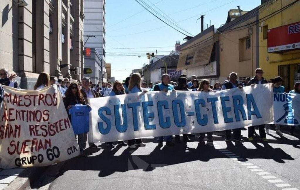 Los docentes correntinos marcharon frente al Ministerio de Educación. (Foto: El Litoral)