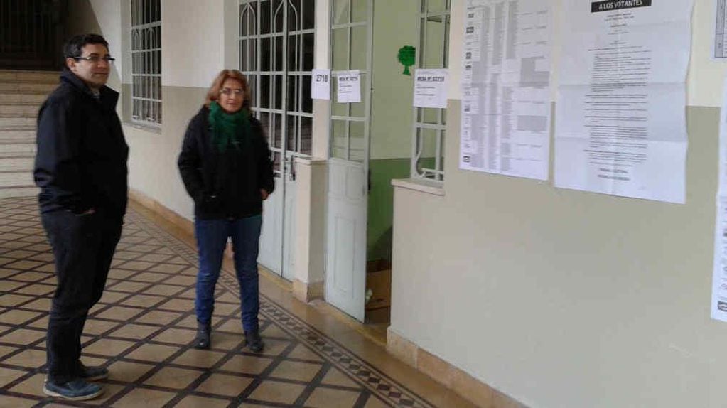 ELECCIONES EN CÓRDOBA. Votación en el colegio La Salle  (La Voz/Raimundo Viñuelas).