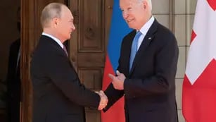 Biden y Putin se saludan en Ginebra, Suiza. (Saul Loeb/Pool vía AP)