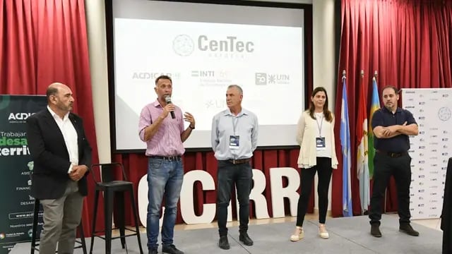 Diego Peiretti, acompañado por el resto de los integrantes del CenTec