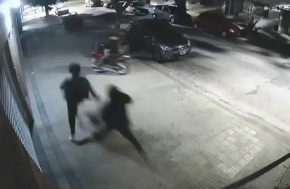 Actuaron dos delincuentes en moto que persiguieron a la víctima por la vereda y la interceptaron para quitarle una mochila con pertenencias (web).