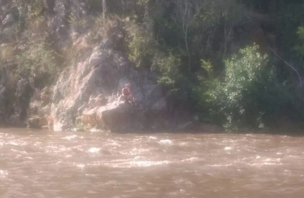Tras la crecida del Río Anisacate debieron rescatar a una joven