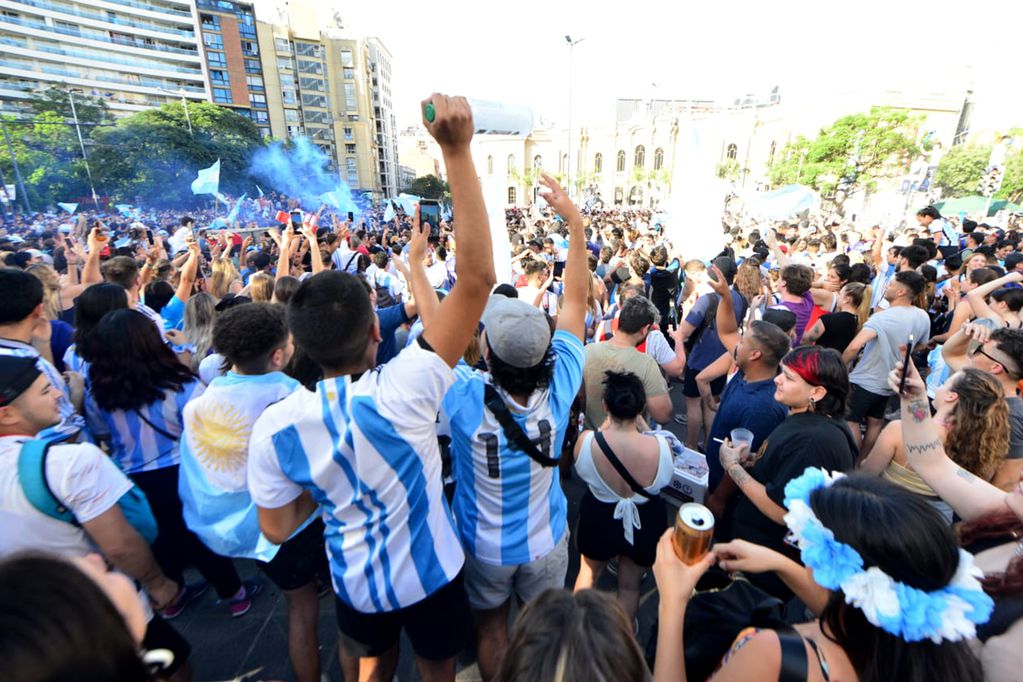 Los festejos en el Patio Olmos de Córdoba tras el pase a la final del Mundial Qatar 2022.