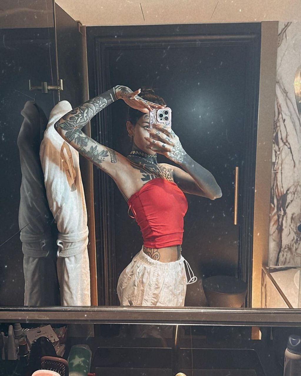 Candelaria Tinelli enamoró con un crop top rojo strapless.