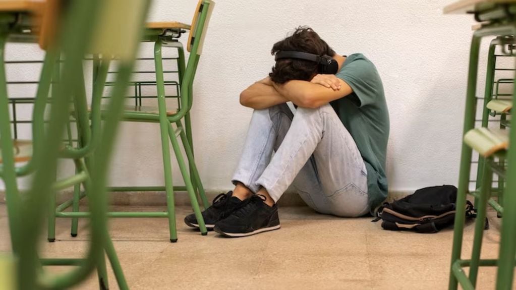 Bullying: poner el tema del acoso escolar sobre la mesa puede ayudar a conocer si el menor o algún amigo está sufriendo de este en la escuela.