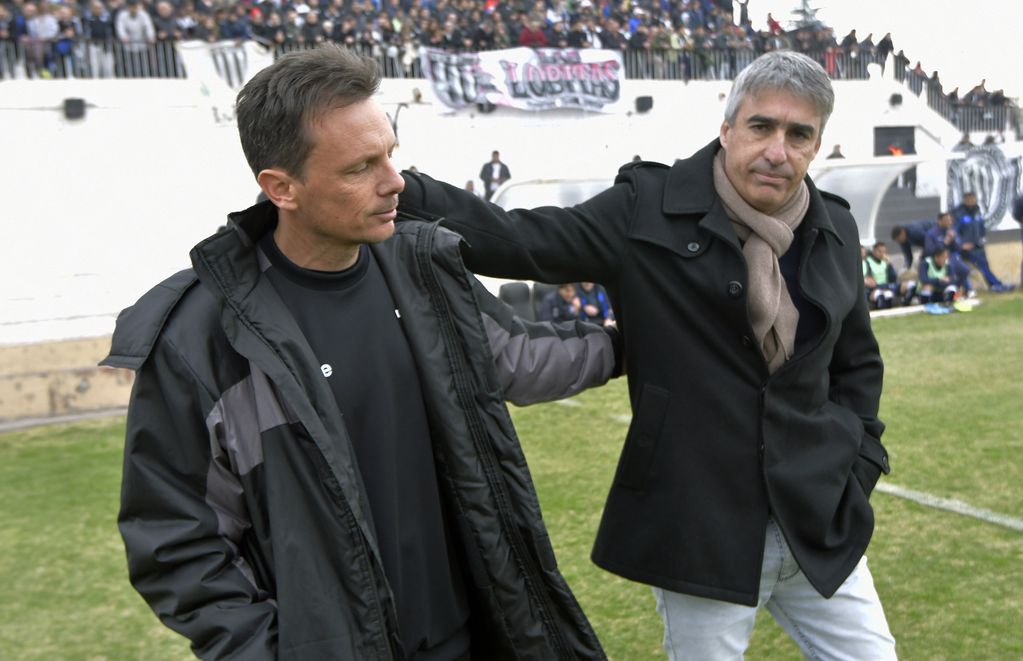 Clásico del fútbol
El técnico de Independiente Rivadavia, Gabriel Gómez salud al entrenador de Gimnasia, Luca Marcogiuseppe.