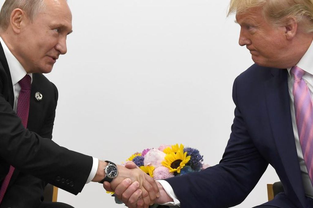 El presidente Donald Trump, a la derecha, se da la mano con el presidente ruso Vladimir Putin durante una reunión bilateral al margen de la cumbre del G-20 en Osaka, Japón, el viernes 28 de junio de 2019. Crédito: Foto AP / Susan Walsh.